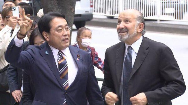 点搭网配资 日本高官在东京歌舞伎座接待美商务部长，日媒：展现亲密友谊